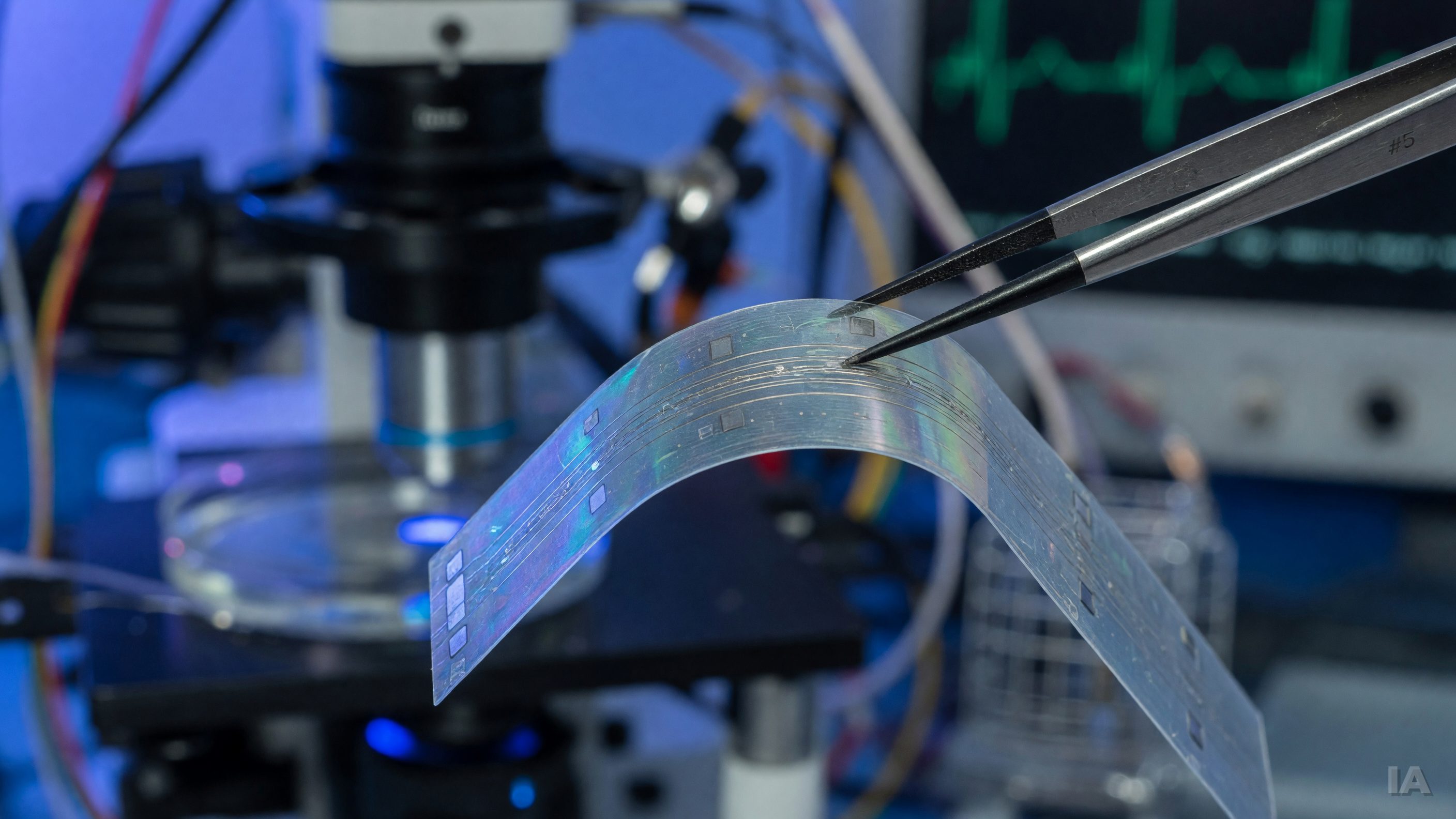 Un implant cérébral aussi fin qu'une aiguille qui écoute, stimule et médicamente à la fois